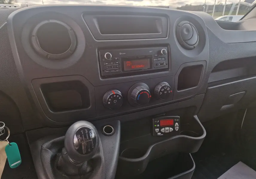 Vue intérieure du tableau de bord du Renault Master Planche Cabine blanc, avec levier de vitesse manuel et commande du groupe frigorifique.