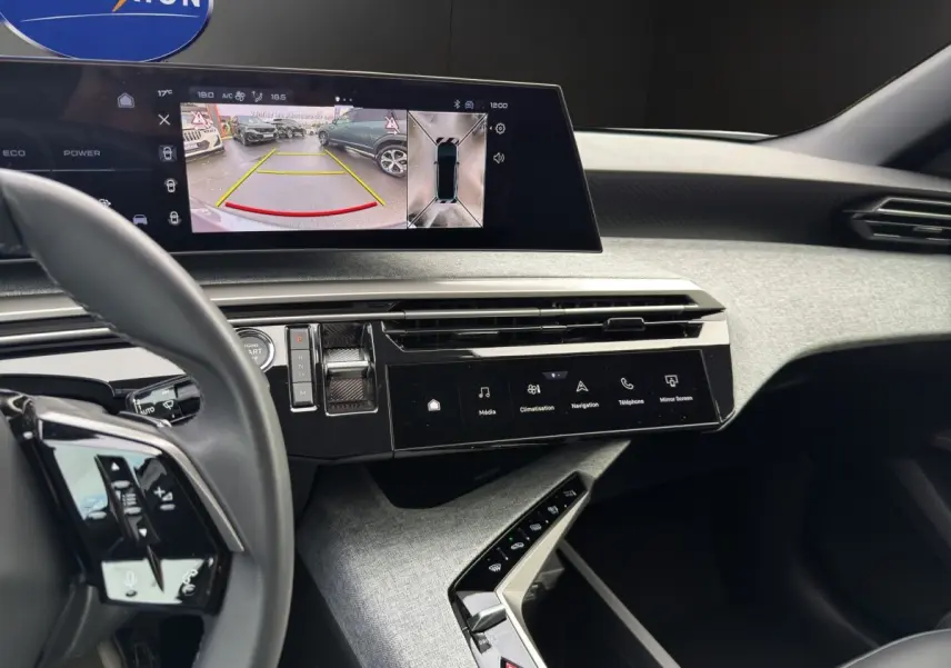 Vue intérieure du tableau de bord du Peugeot 3008 blanc 2025, avec écran tactile et affichage caméra 360° en marche.