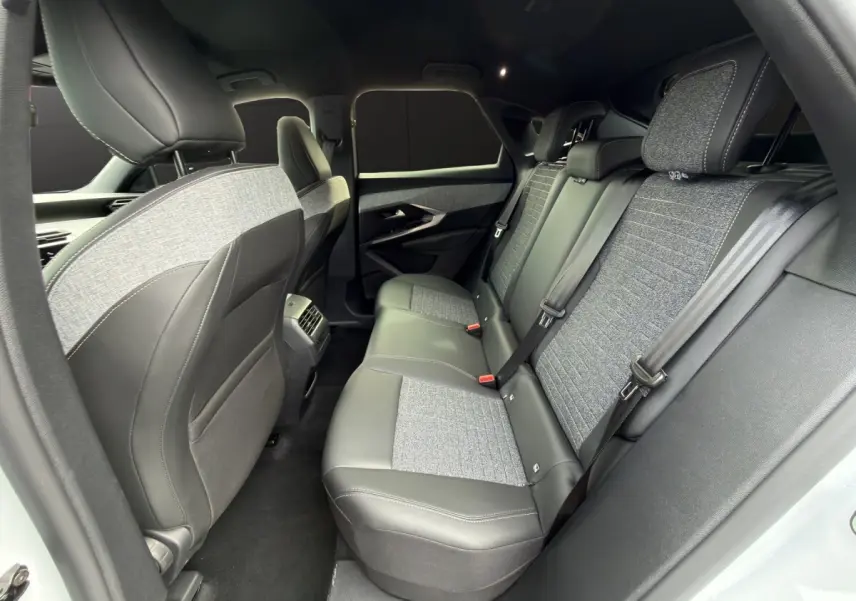 Vue intérieure côté droit des sièges arrière gris clair et noir du Peugeot 3008 1.2 Hybrid 145 Allure 2025.