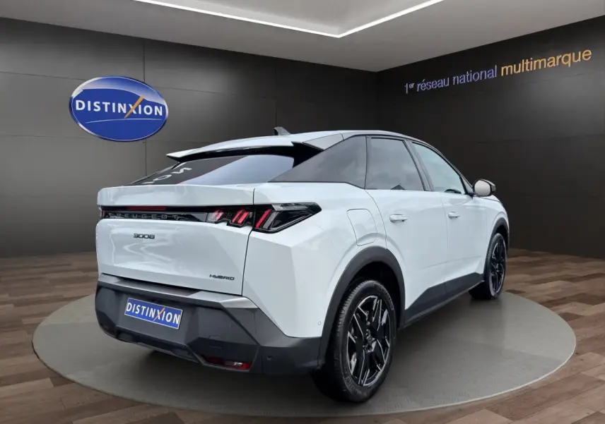 Vue 3/4 arrière droite du Peugeot 3008 blanc hybride 2025 avec feux LED et jantes noires distinctives.