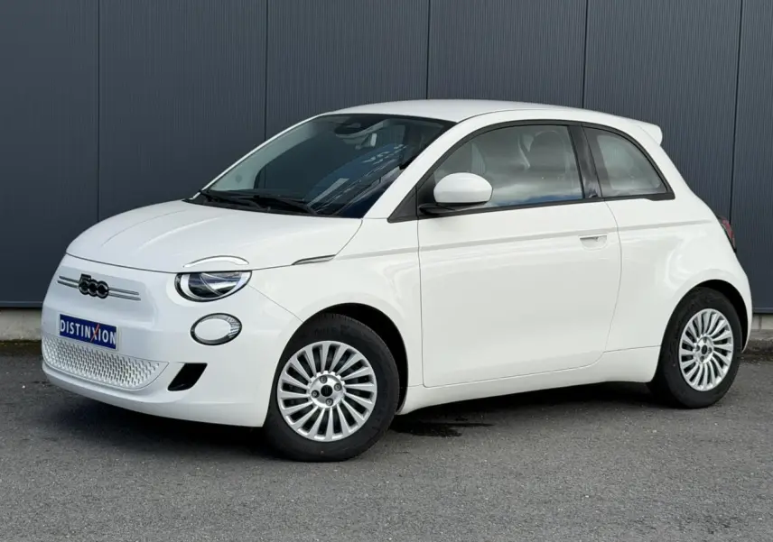 Vue 3/4 avant droite d'une FIAT 500 électrique blanche Arctic avec jantes alu 16 pouces et calandre épurée.