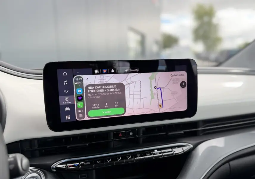 Vue rapprochée de l’écran tactile central affichant la navigation dans l’habitacle blanc Artic du Fiat 500 électrique 2024.
