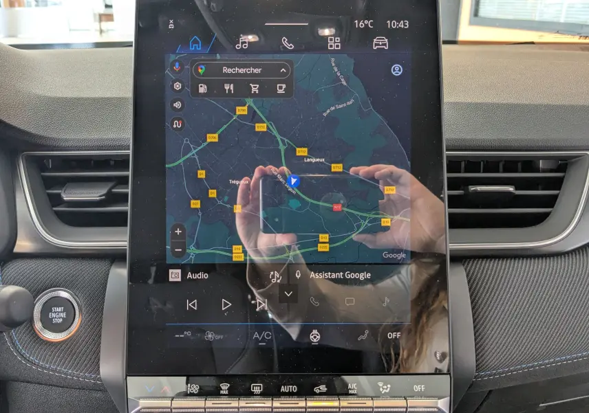 Écran tactile central avec navigation Google Maps dans l'habitacle du Renault Symbioz bleu Iron, détails de la console et bouton Start visible.