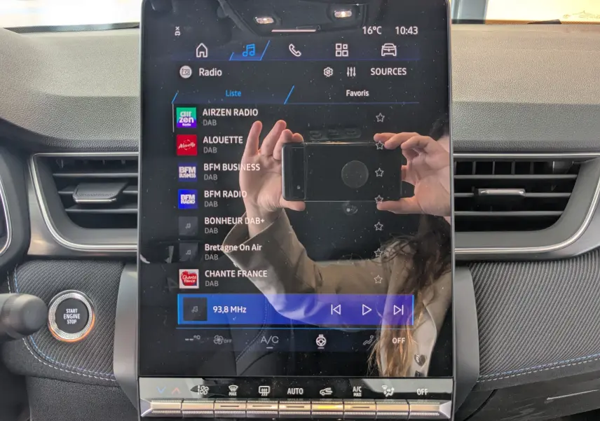 Écran tactile central de la Renault Symbioz E-Tech Full Hybrid 145ch Esprit Alpine avec interface radio et commandes climatisation.