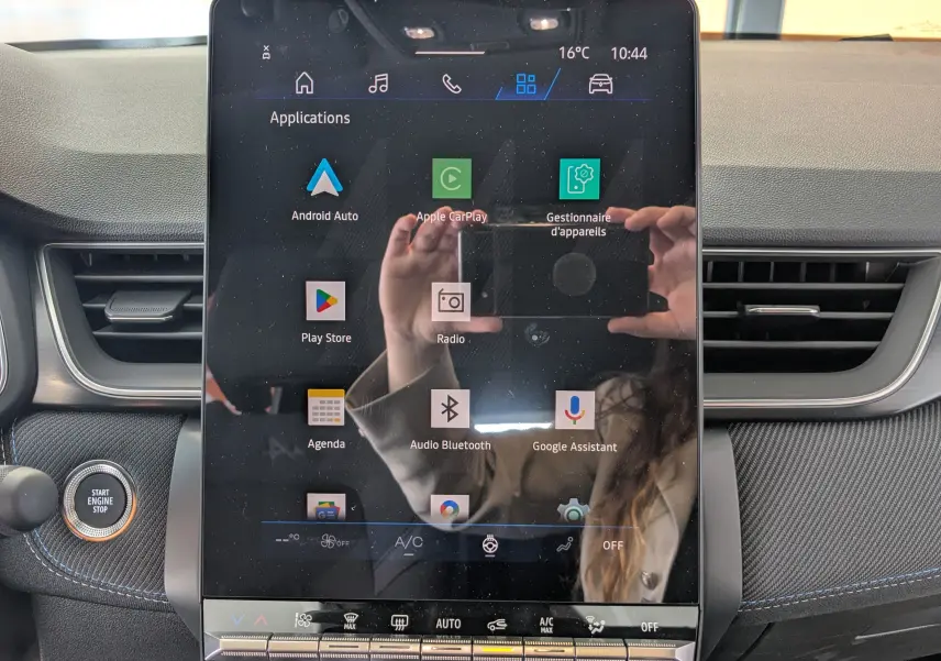 Écran tactile central du tableau de bord d'une Renault Symbioz 2025, avec commandes climatisation et bouton Start Engine Stop.