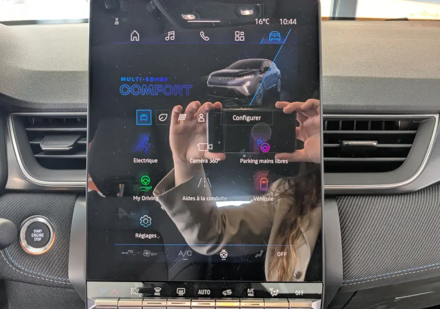 Écran tactile central du tableau de bord du Renault Symbioz bleu iron, affichant les options de conduite et réglages.