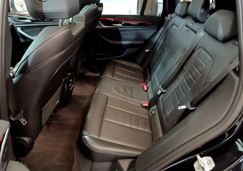 Vue intérieure côté droit montrant la banquette arrière en cuir noir du BMW X3 xDrive20d 2019 avec finitions Luxury.