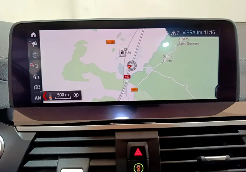 Écran tactile de navigation 10,3 pouces du BMW X3 noir 2019, vue rapprochée du tableau de bord intérieur.