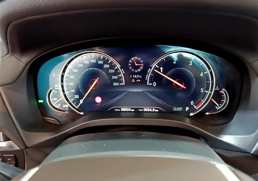 Tableau de bord numérique de BMW X3 noir, affichage vitesse, compte-tours et température extérieure à 14°C.