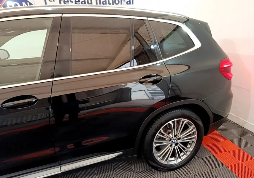 Vue latérale côté droit d’un BMW X3 noir 2019, mettant en valeur la jante alliage et les lignes élégantes du SUV.