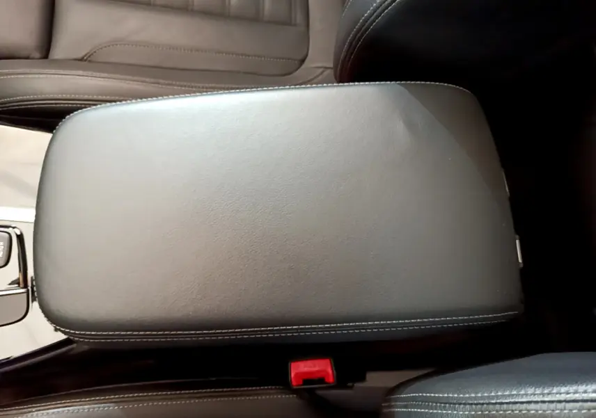 Accoudoir central en cuir noir avec surpiqûres blanches, intérieur BMW X3 xDrive20d 2019 vu de dessus.