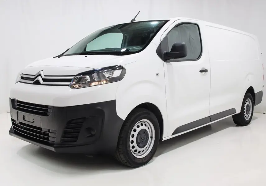 Fourgon blanc Citroën Jumpy XL 2019 vu en 3/4 avant droit avec attelage et jantes acier.