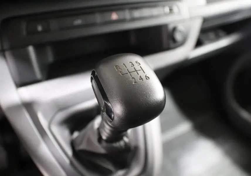 Le levier de vitesses manuel noir du Citroën Jumpy Fourgon XL Diesel 2019, vue rapprochée de l'intérieur.