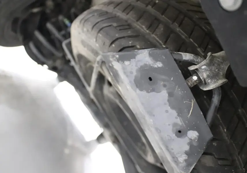 Gros plan sur la roue de secours fixée sous un Citroën Jumpy blanc, version fourgon XL diesel 2019.