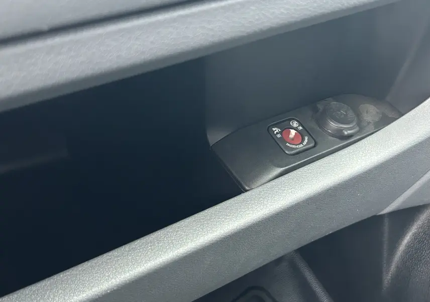 Vue arrière ouverte du fourgon blanc Citroën Jumpy XL 2019, montrant l’intérieur utilitaire avec parois boisées et sol noir.