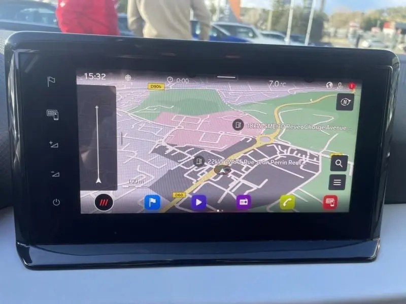 Écran tactile du système de navigation du SEAT Arona 2023 affichant une carte en couleurs avec interface moderne.