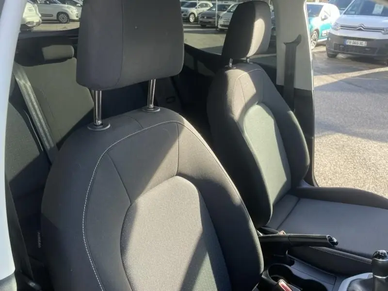 Vue intérieure rapprochée des sièges avant noirs du SEAT Arona 1.0 TSI 95 Urban 2023, avec levier de frein à main visible.