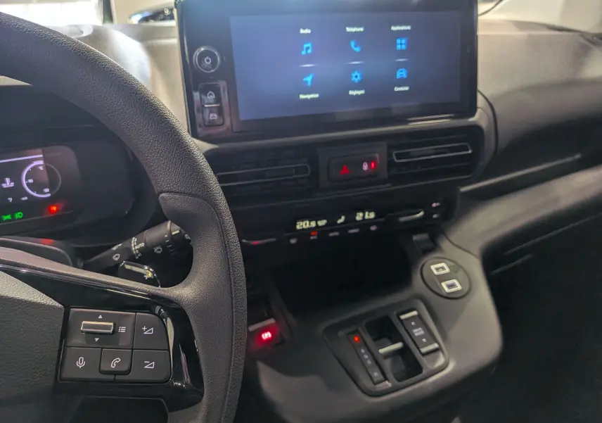Vue intérieure côté conducteur du Toyota Proace City blanc glacier 2026, avec écran tactile central et commandes au volant.