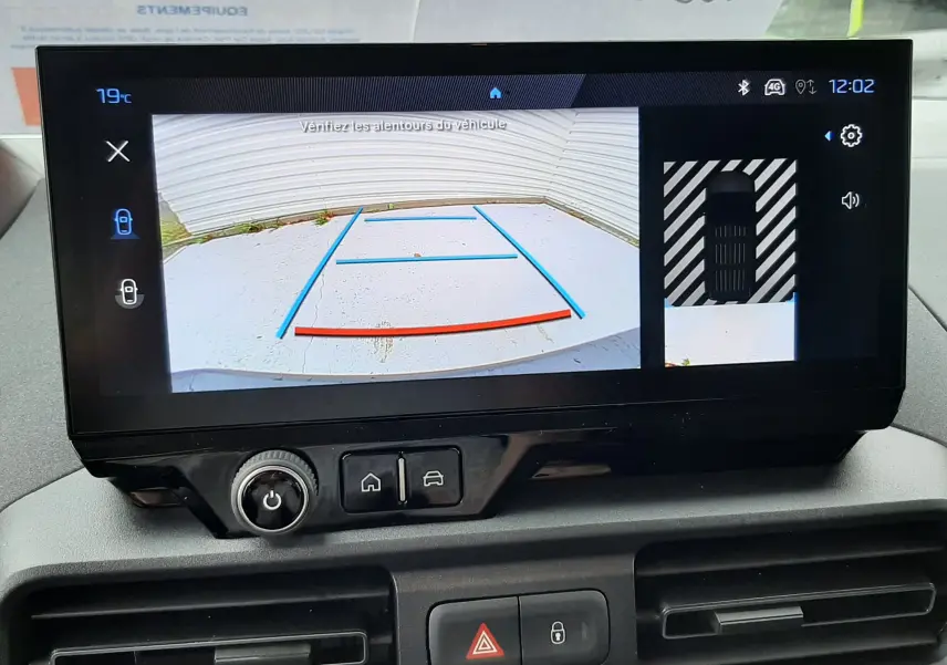 Écran tactile intérieur du Peugeot Rifter 2026 gris acier montrant la caméra de recul panoramique 180° et les commandes de climatisation.