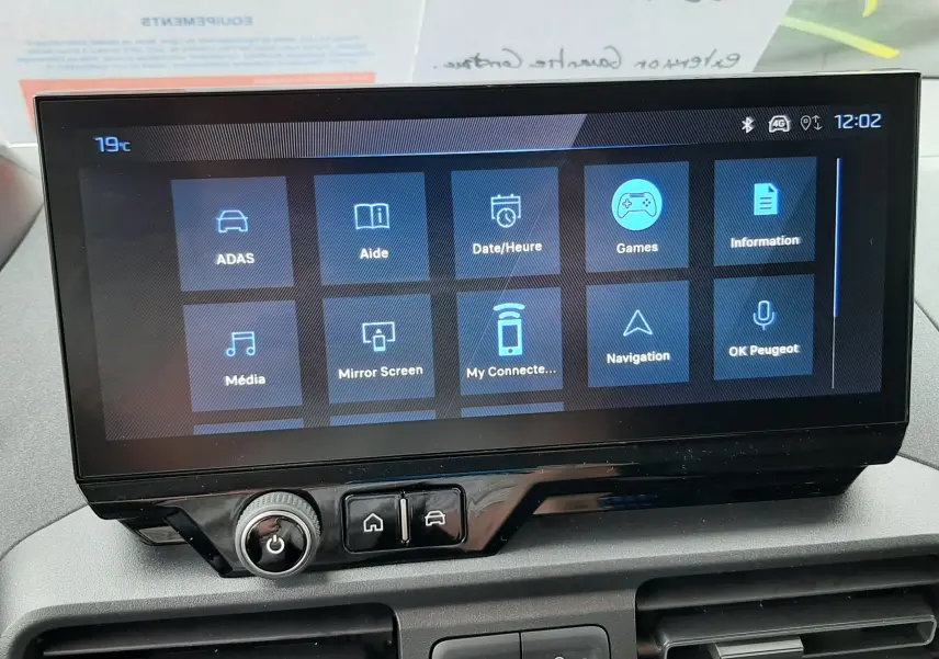 Vue rapprochée de l'écran tactile central du Peugeot Rifter gris acier 2026, affichant le menu multimédia et navigation.