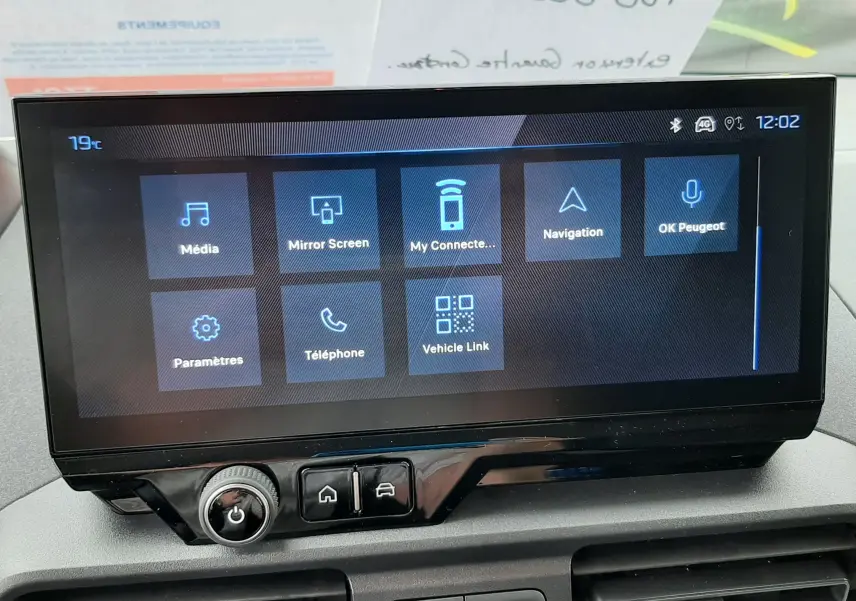 Vue intérieure centrée sur l'écran tactile 10 pouces du Peugeot Rifter III Ph.2 gris acier, affichant les options multimédia et navigation.