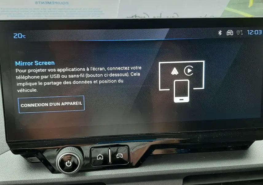 Écran tactile central du Peugeot Rifter III Ph.2 2026 affichant la fonction Mirror Screen en intérieur.
