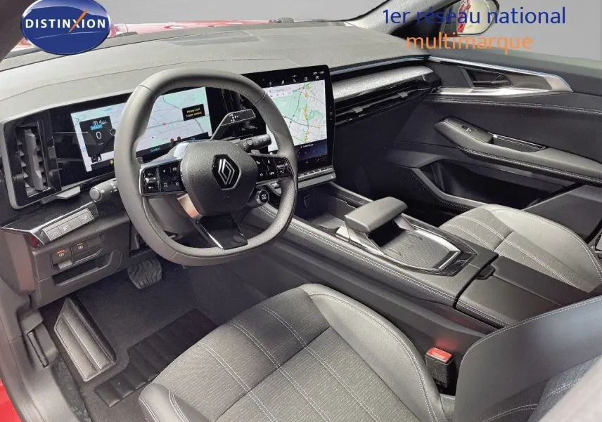 Intérieur du Renault Austral E-Tech 2025 vu côté conducteur, avec tableau de bord numérique et sièges gris en tissu.