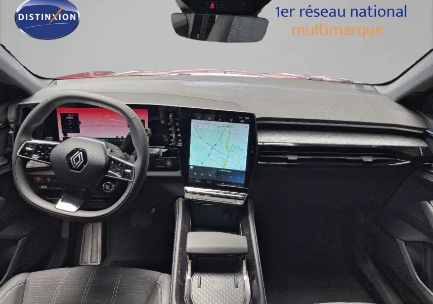 Intérieur du Renault Austral E-Tech 2025, vue frontale du tableau de bord avec écran tactile et volant multifonction.