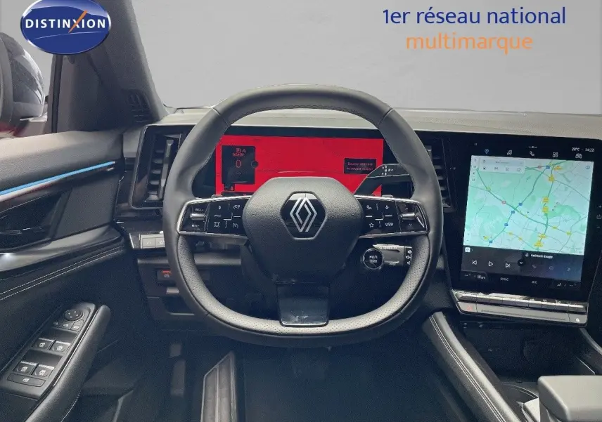 Vue intérieure du tableau de bord et volant Renault Austral E-Tech hybride avec écran tactile et affichage numérique.
