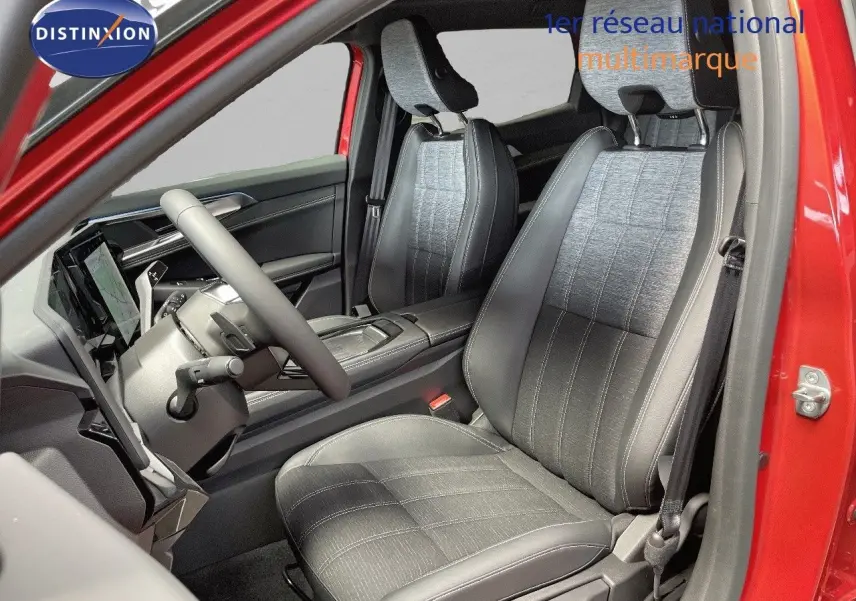 Vue intérieure côté conducteur du Renault Austral 2025 rouge passion, sièges en cuir noir et tissu gris clair.