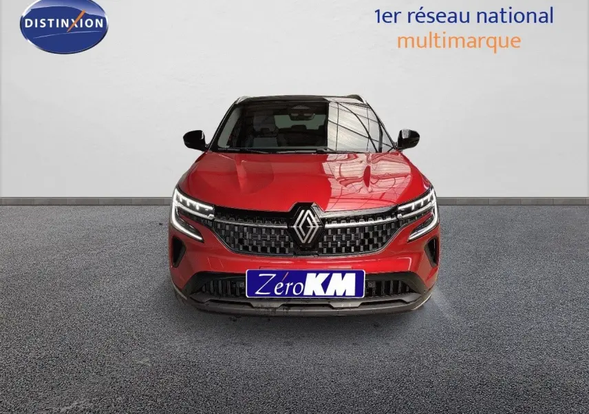 Vue frontale d'un Renault Austral 2025 rouge passion avec toit noir, mettant en valeur sa calandre et ses phares LED distinctifs.