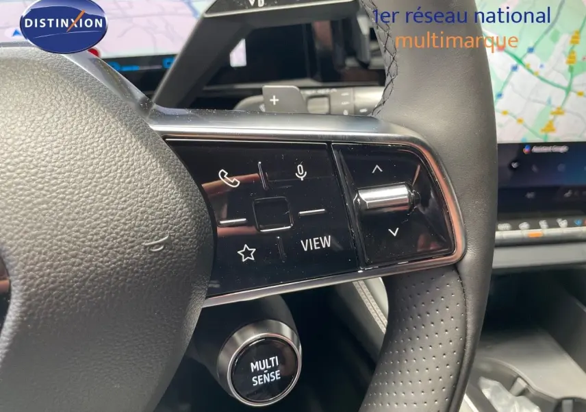 Gros plan sur le volant cuir noir du Renault Austral 2025 avec commandes multifonctions et bouton Multi Sense.