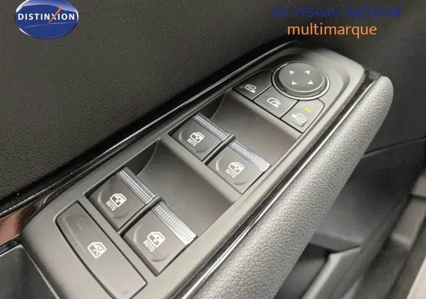 Gros plan sur les commandes de lève-vitres et rétroviseurs côté conducteur du Renault Austral E-Tech rouge passion 2025.