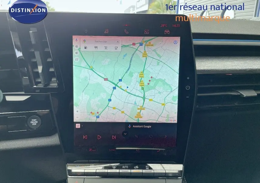 Écran tactile central affichant la navigation GPS dans l'habitacle du Renault Austral E-Tech rouge passion.