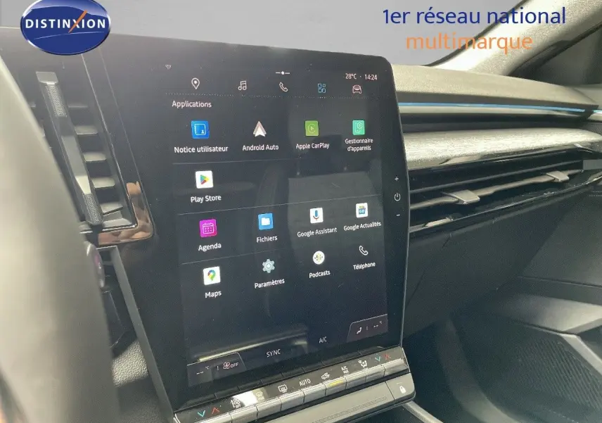 Écran tactile central du Renault Austral E-Tech 2025, vue intérieure côté conducteur avec tableau de bord noir.