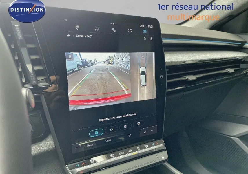 Écran central tactile du tableau de bord du Renault Austral E-Tech 2025 affichant la caméra 360° en marche.