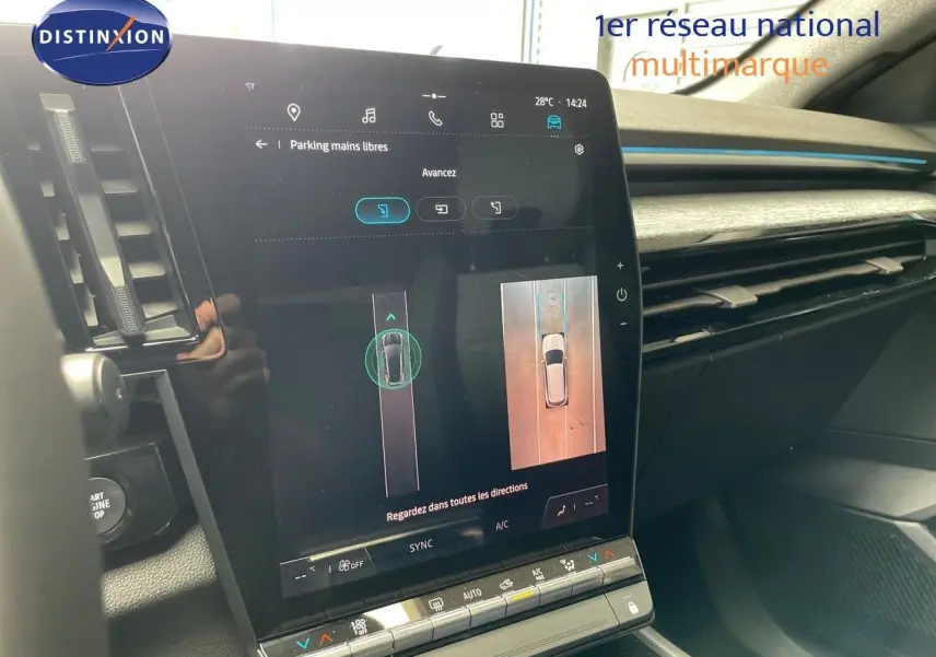 Écran central tactile du Renault Austral E-Tech 2025 montrant l'aide au parking mains libres dans l'habitacle noir.