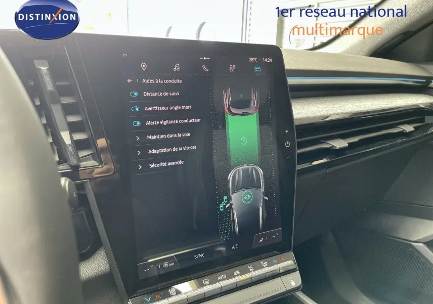 Écran tactile central du Renault Austral E-Tech 2025 montrant les aides à la conduite, intérieur noir moderne.