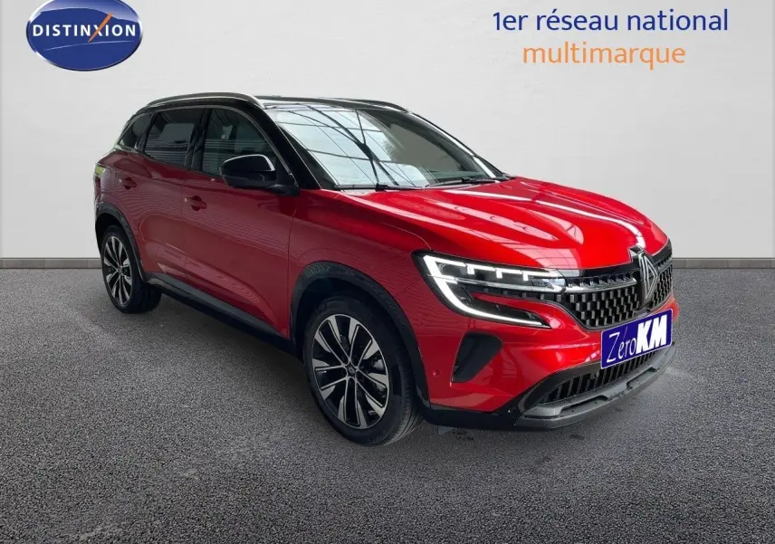 Renault Austral E-Tech hybride rouge passion avec toit noir, vue 3/4 avant mettant en valeur ses phares LED et jantes alliage.