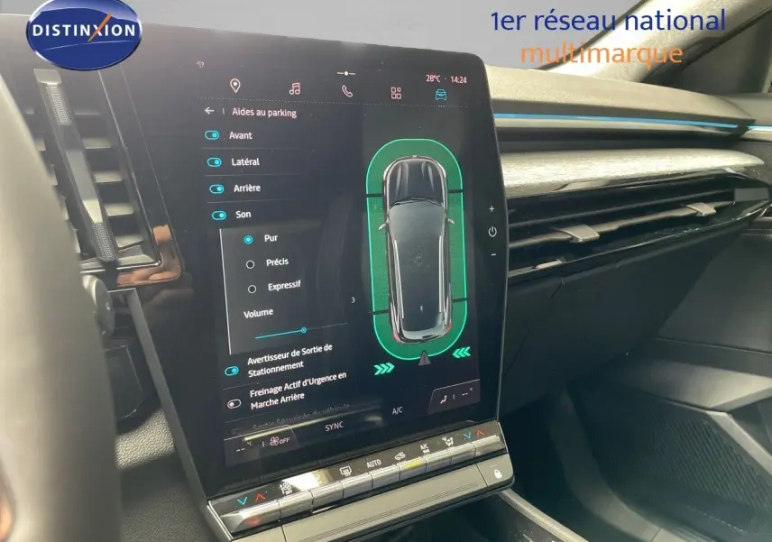 Vue rapprochée de l'écran tactile central du Renault Austral 2025 affichant l'aide au parking dans un intérieur moderne.