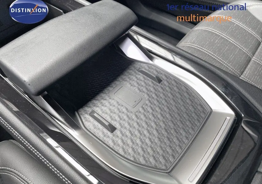 Gros plan sur la console centrale noire et le rangement avec tapis texturé du Renault Austral E-Tech 2025.