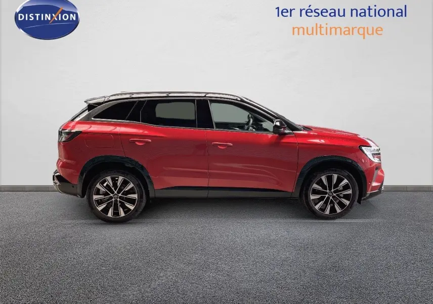 Profil droit d'un Renault Austral 2025 rouge passion métallisé avec toit noir et jantes alliage bicolores.