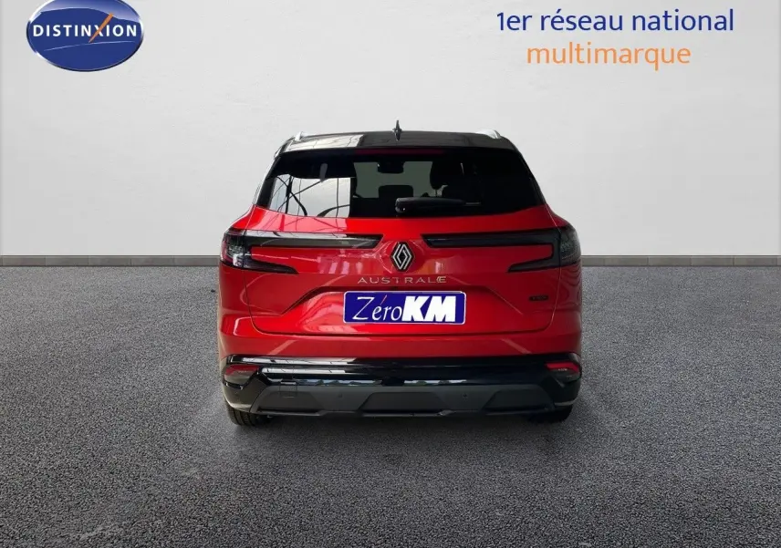 Vue arrière d'un Renault Austral rouge passion métal avec toit noir, badge E-Tech Full Hybrid et plaque Zero KM.