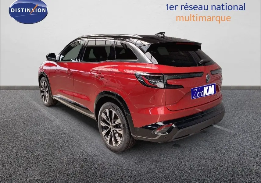 Vue 3/4 arrière droite d'un Renault Austral rouge passion avec toit noir et jantes alliage biton.