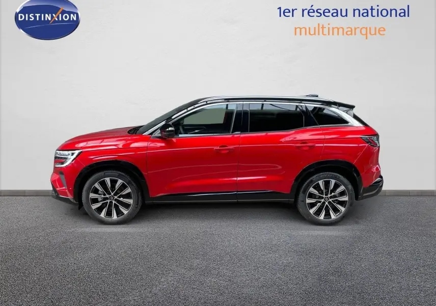 Profil droit du Renault Austral 2025 rouge passion avec toit noir, soulignant ses jantes alliage et lignes modernes.