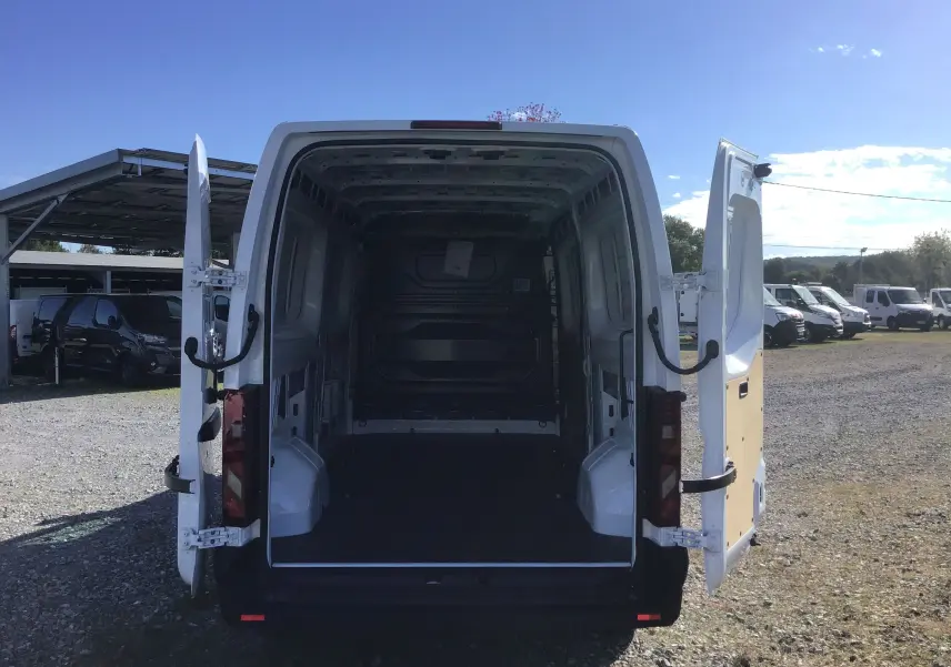 Vue arrière du Renault Master blanc L3H2 2025 avec portes ouvertes dévoilant l'espace de chargement vide et spacieux.