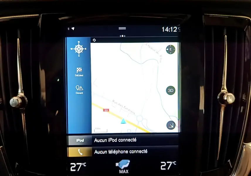 Écran tactile central du tableau de bord du Volvo V90 Cross Country 2019 affichant la navigation et la climatisation.