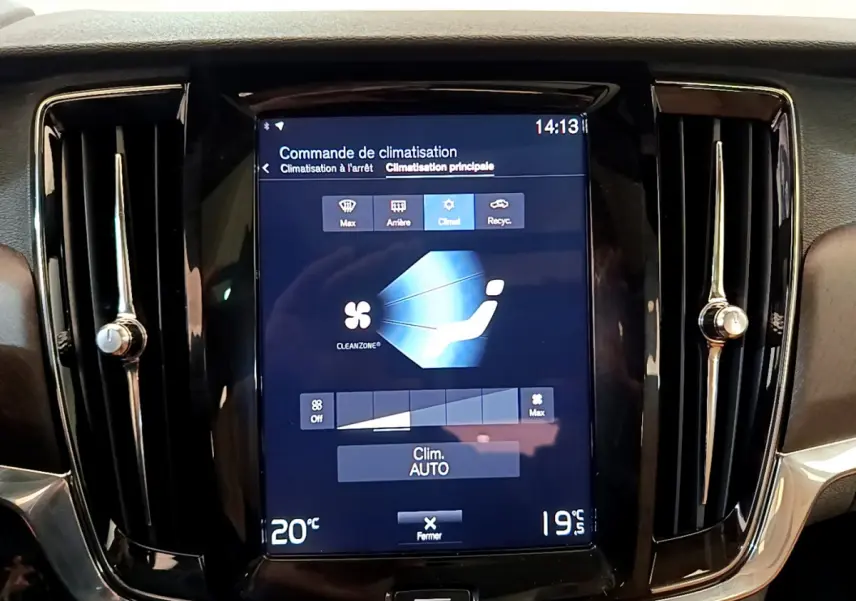 Écran tactile central de la climatisation sur tableau de bord noir brillant du Volvo V90 Cross Country.