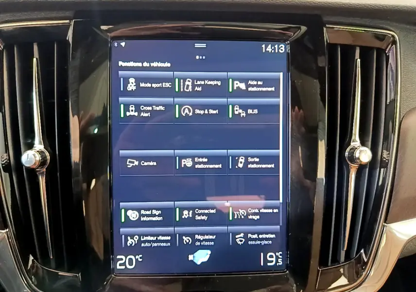 Écran tactile central noir affichant les fonctions d’aide à la conduite dans l’habitacle d’un Volvo V90 Cross Country.