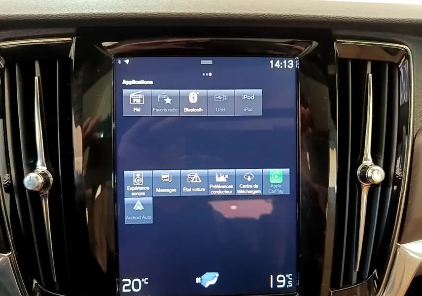 Écran tactile central du tableau de bord du Volvo V90 Cross Country, affichant les options multimédia et connectivité.